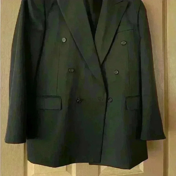 Men’s green double breasted suit. In fair condition has hole in the back of suit - Picture 1 of 12